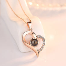 Charger l&#39;image dans la galerie, Collier Rose Gold Projection pendentif I love you en 100 languages differents
